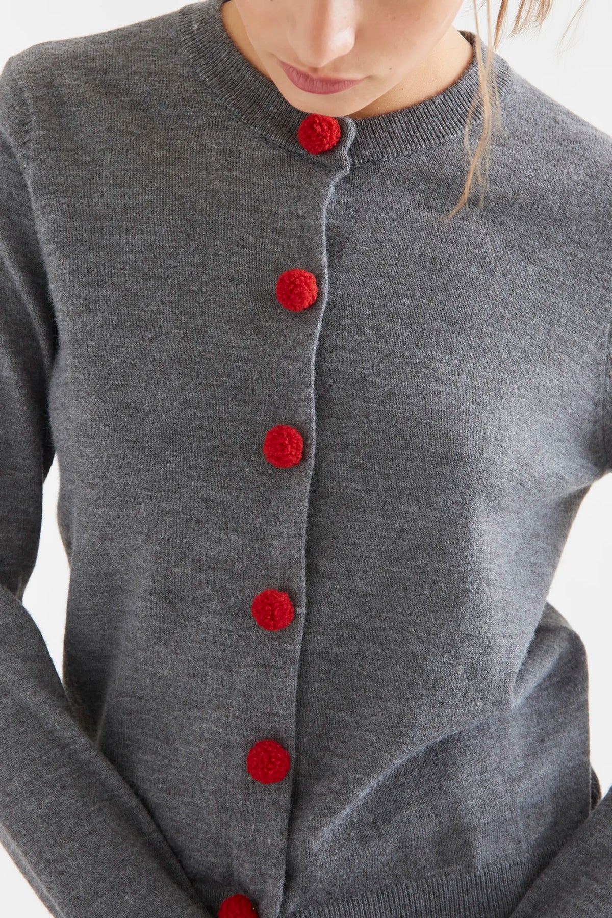 Cardigan grigio con pon pon rossi