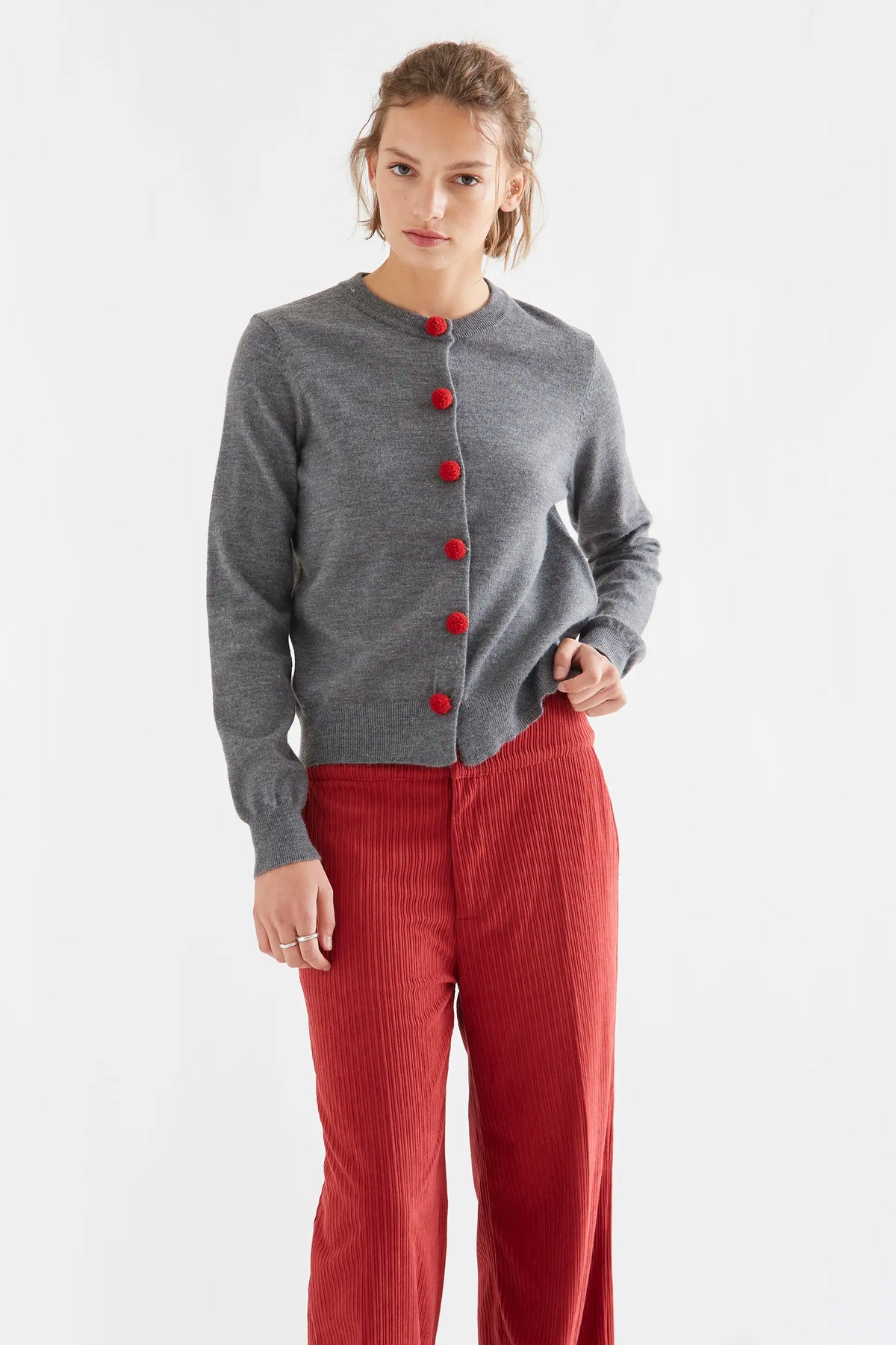 Cardigan grigio con pon pon rossi