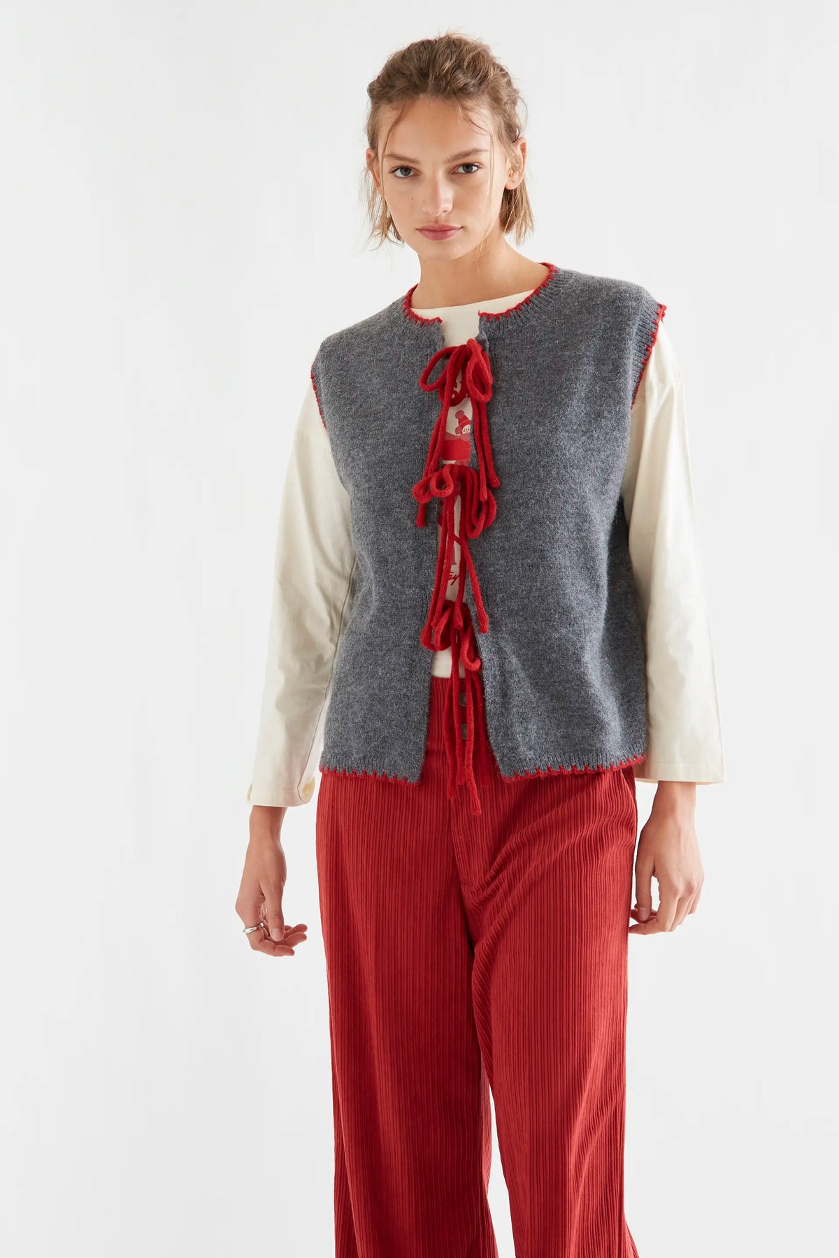 Chaleco punto gris con detalle lazado rojo