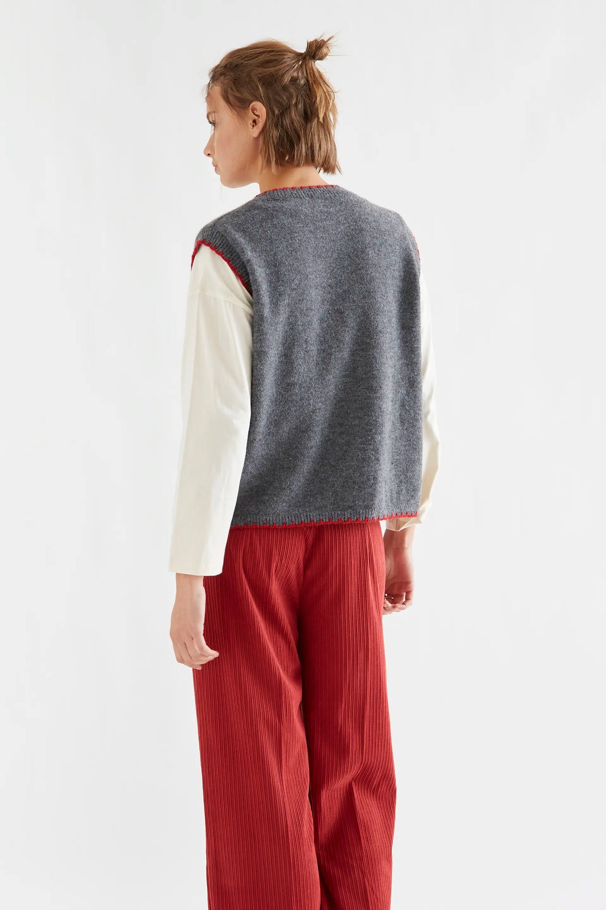Chaleco punto gris con detalle lazado rojo