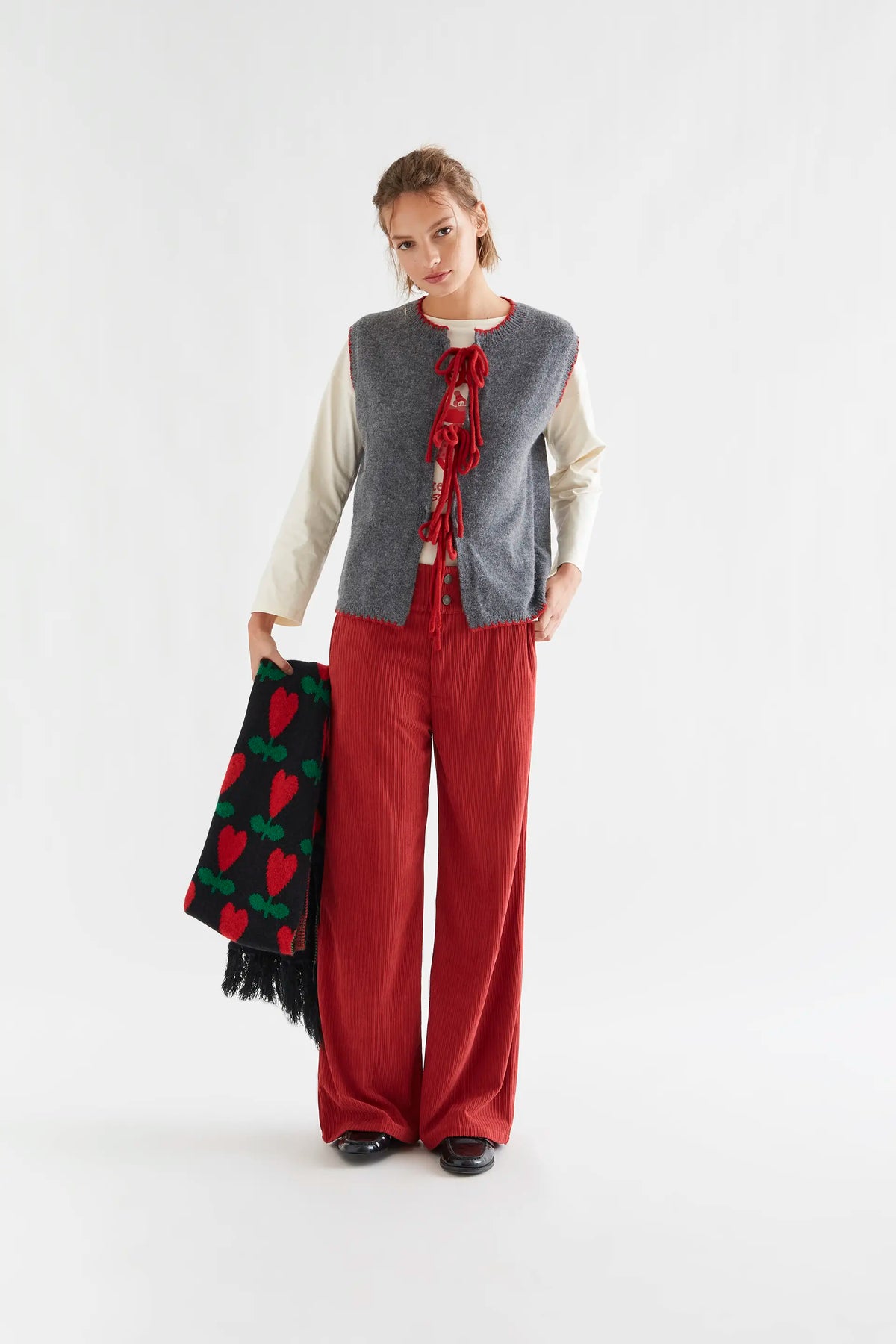 Chaleco punto gris con detalle lazado rojo
