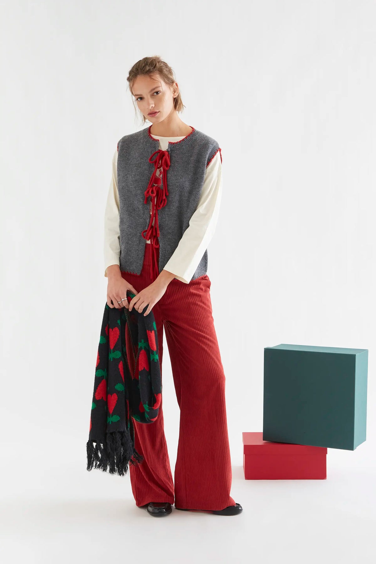 Chaleco punto gris con detalle lazado rojo