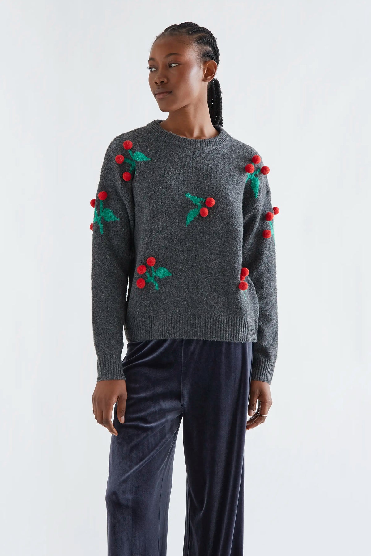 Maglione grigio con pon pon di ciliegie rosse