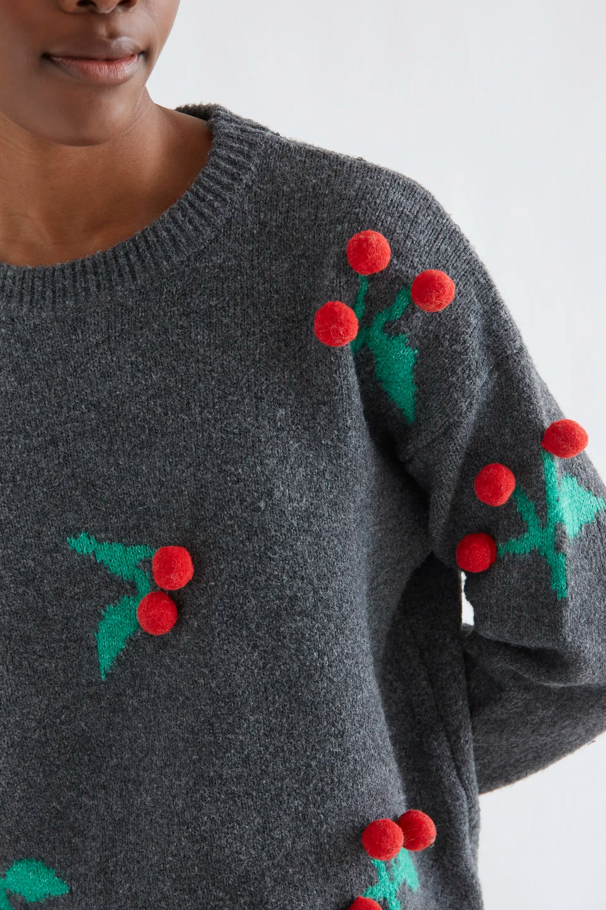 Maglione grigio con pon pon di ciliegie rosse