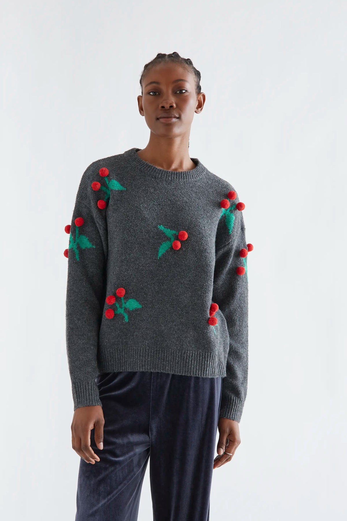 Maglione grigio con pon pon di ciliegie rosse