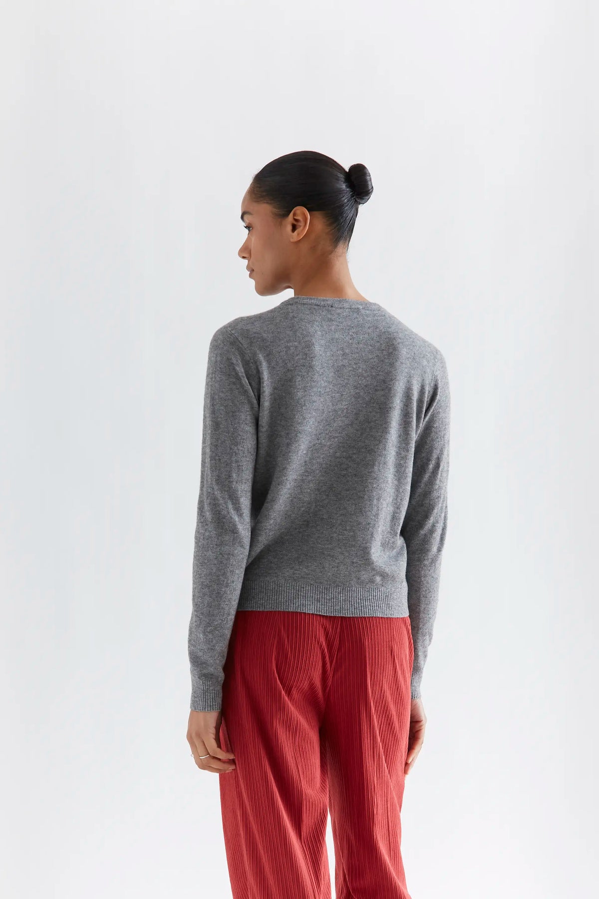 Maglione grigio con albero di Natale