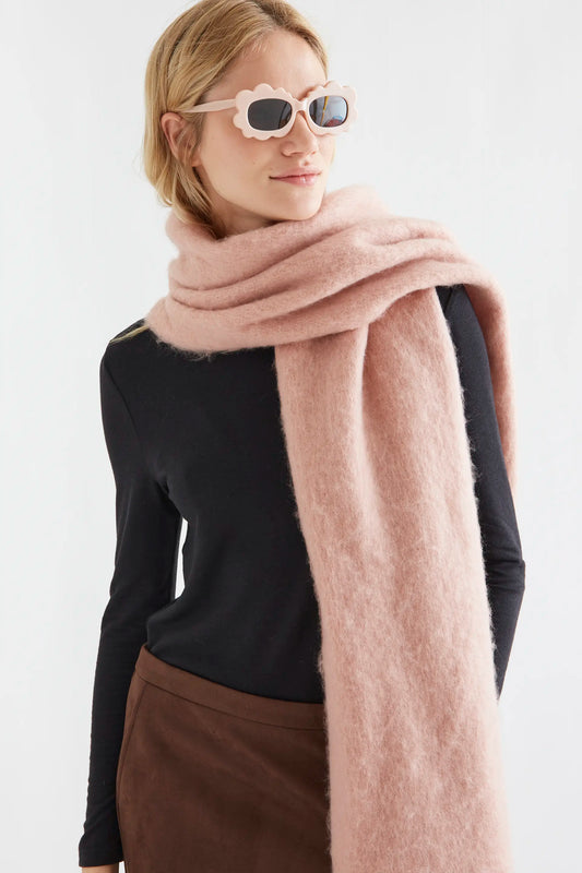 Light pink knitted scarf with fringes