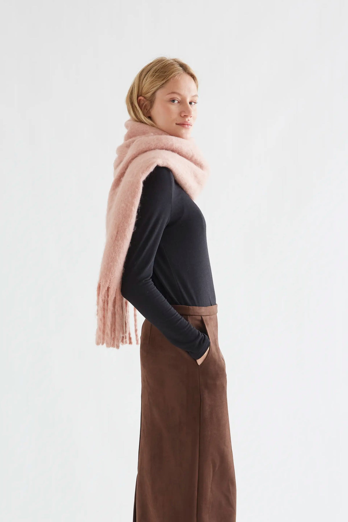 Light pink knitted scarf with fringes
