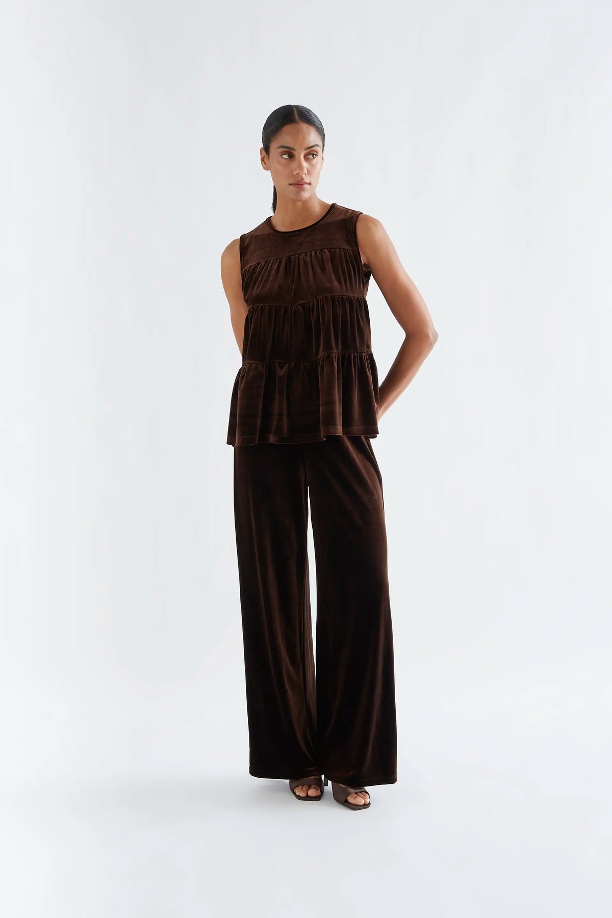 Top di velluto marrone con balze