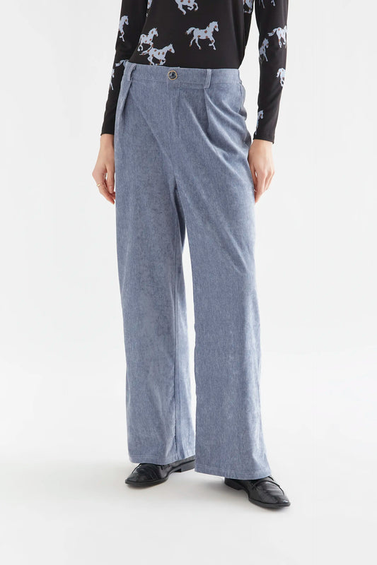 Pantalón aterciopelado azul claro con botón joya