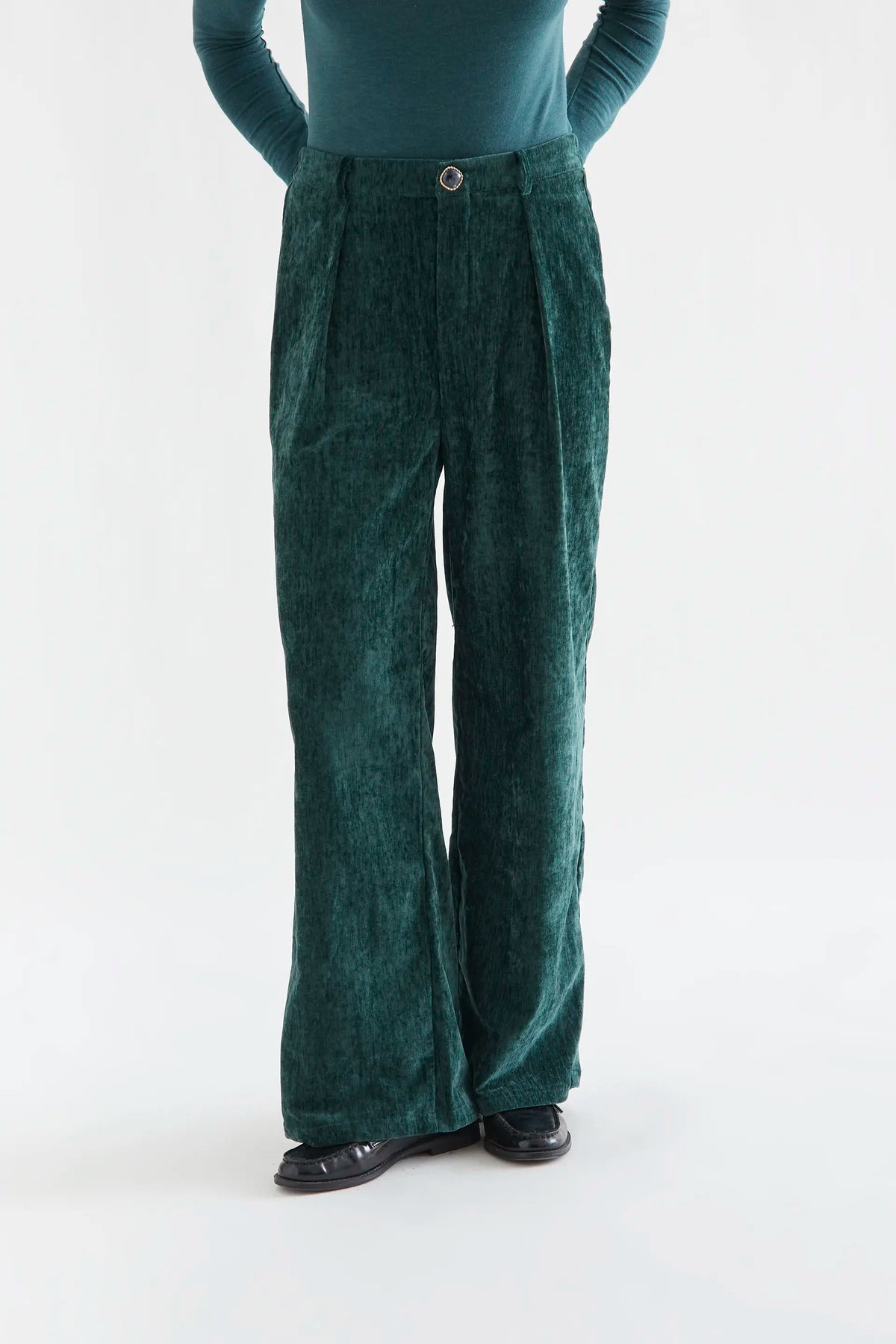 Pantalone in velluto verde scuro con bottone gioiello