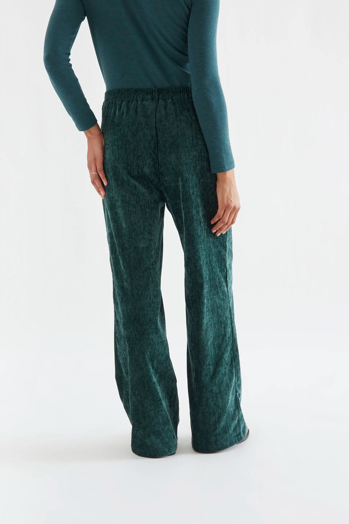 Pantalone in velluto verde scuro con bottone gioiello