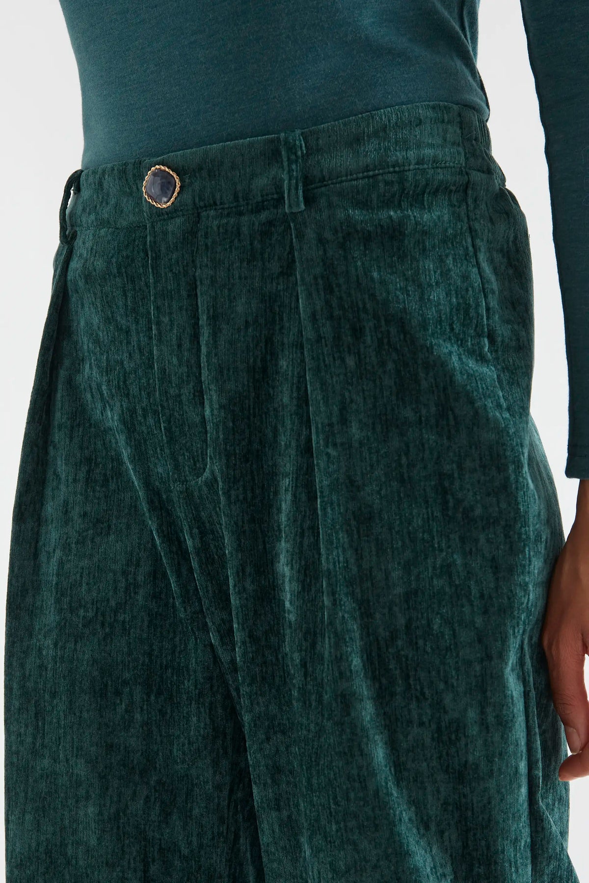 Pantalone in velluto verde scuro con bottone gioiello