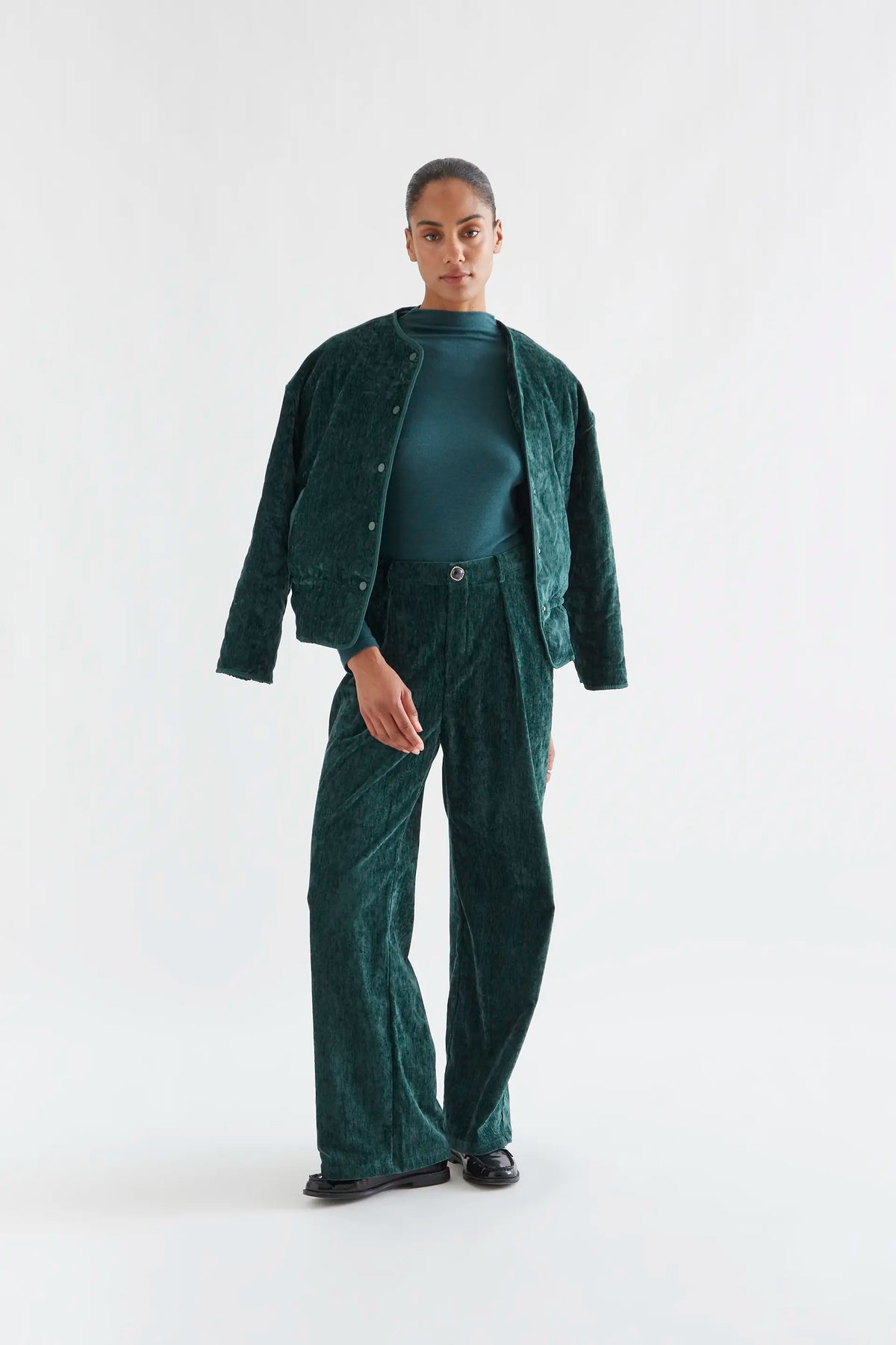 Pantalone in velluto verde scuro con bottone gioiello