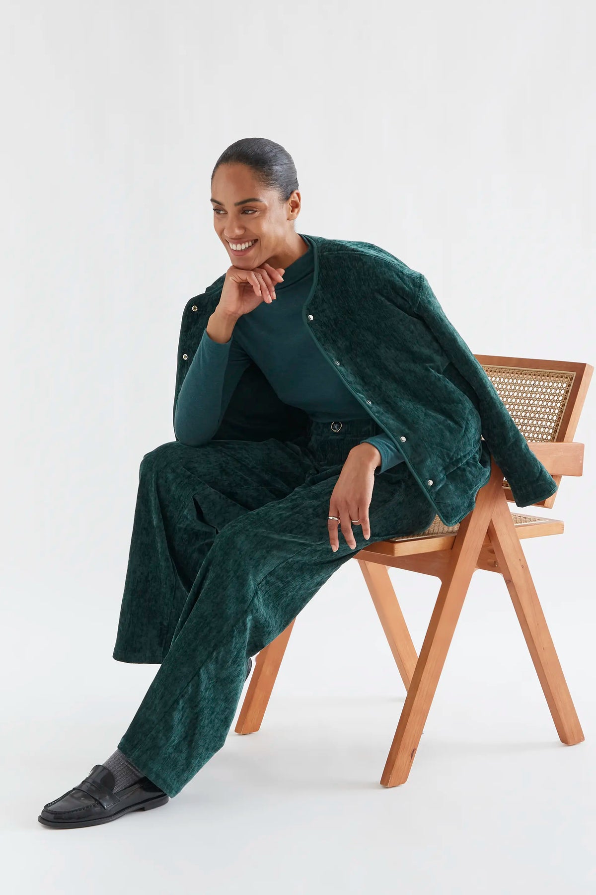 Pantalone in velluto verde scuro con bottone gioiello