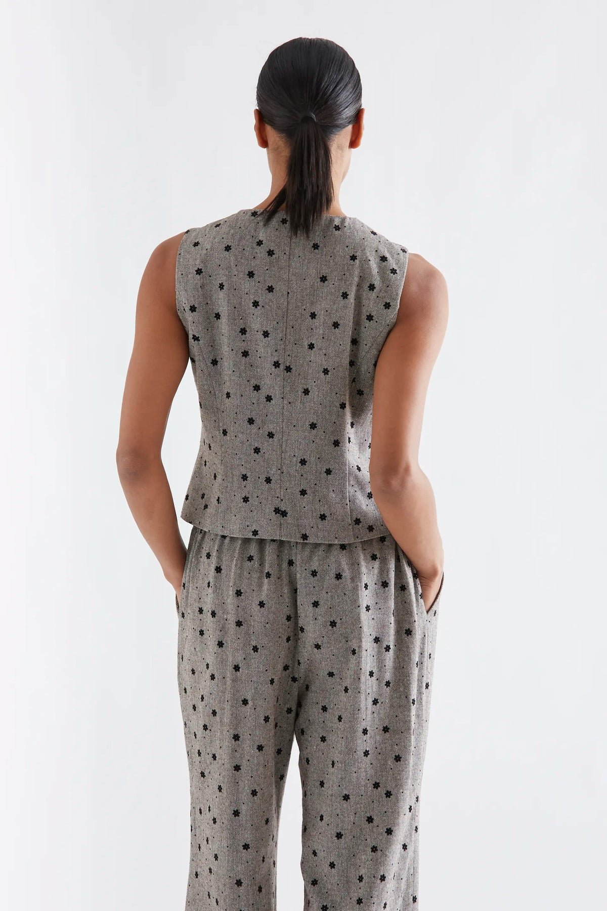 Chaleco tweed gris con flores negras bordadas
