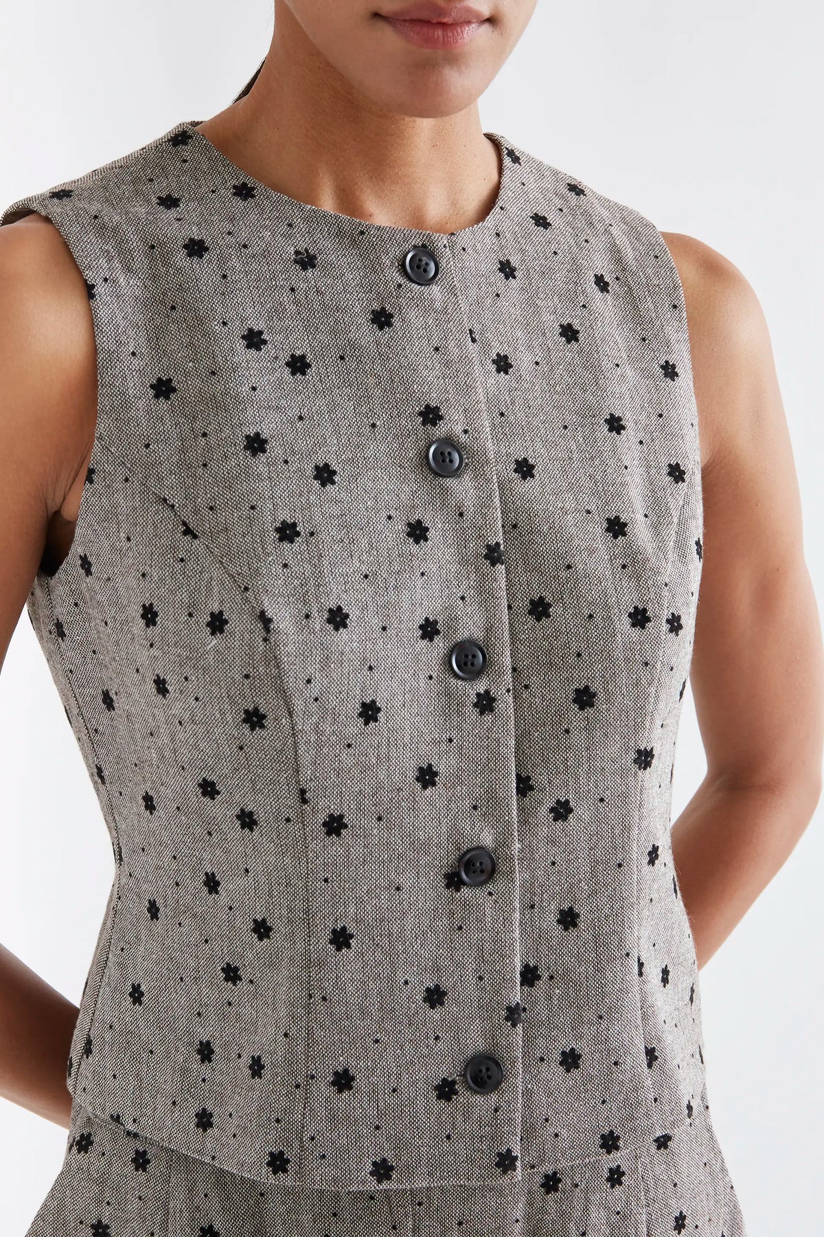 Chaleco tweed gris con flores negras bordadas
