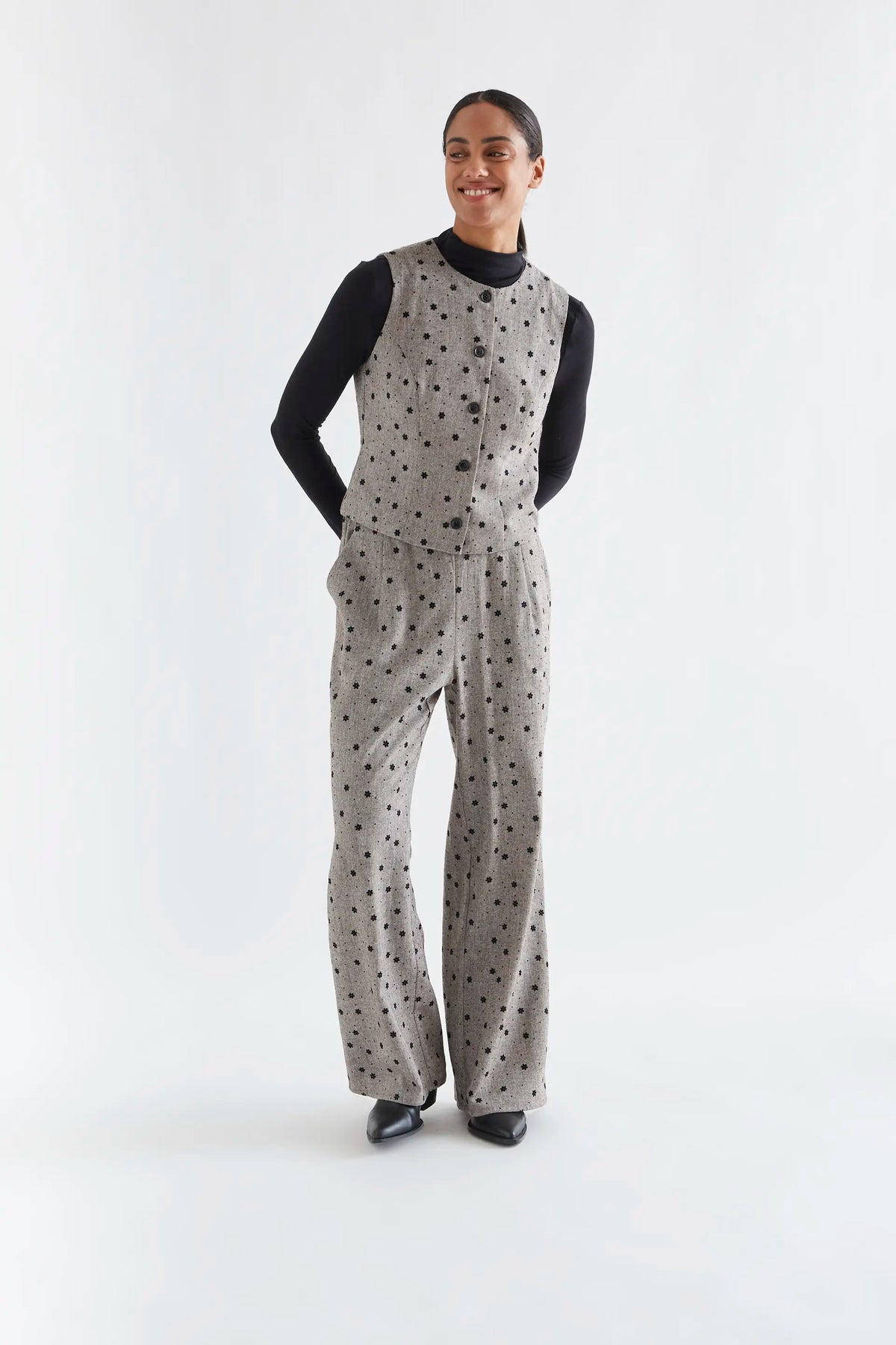 Chaleco tweed gris con flores negras bordadas