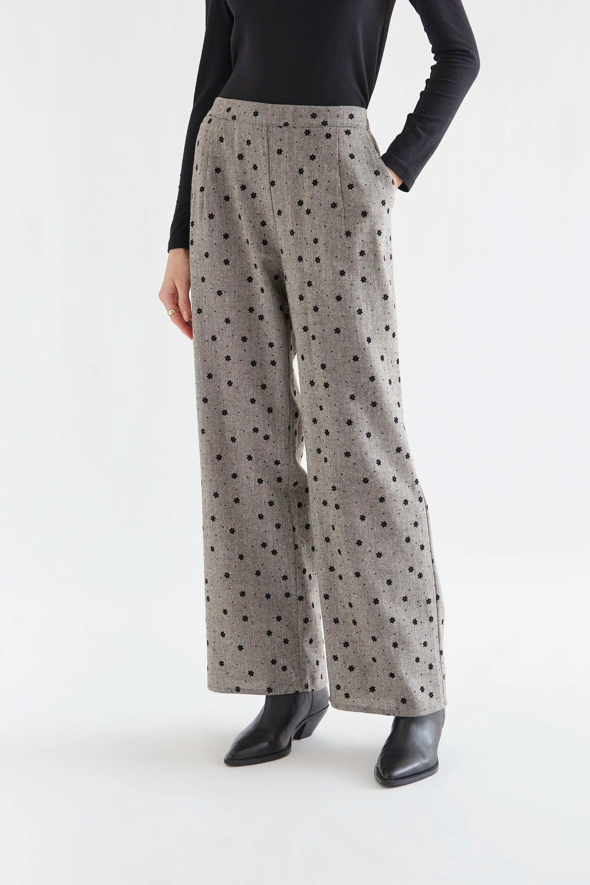 Pantalón tweed gris con flores negras bordadas