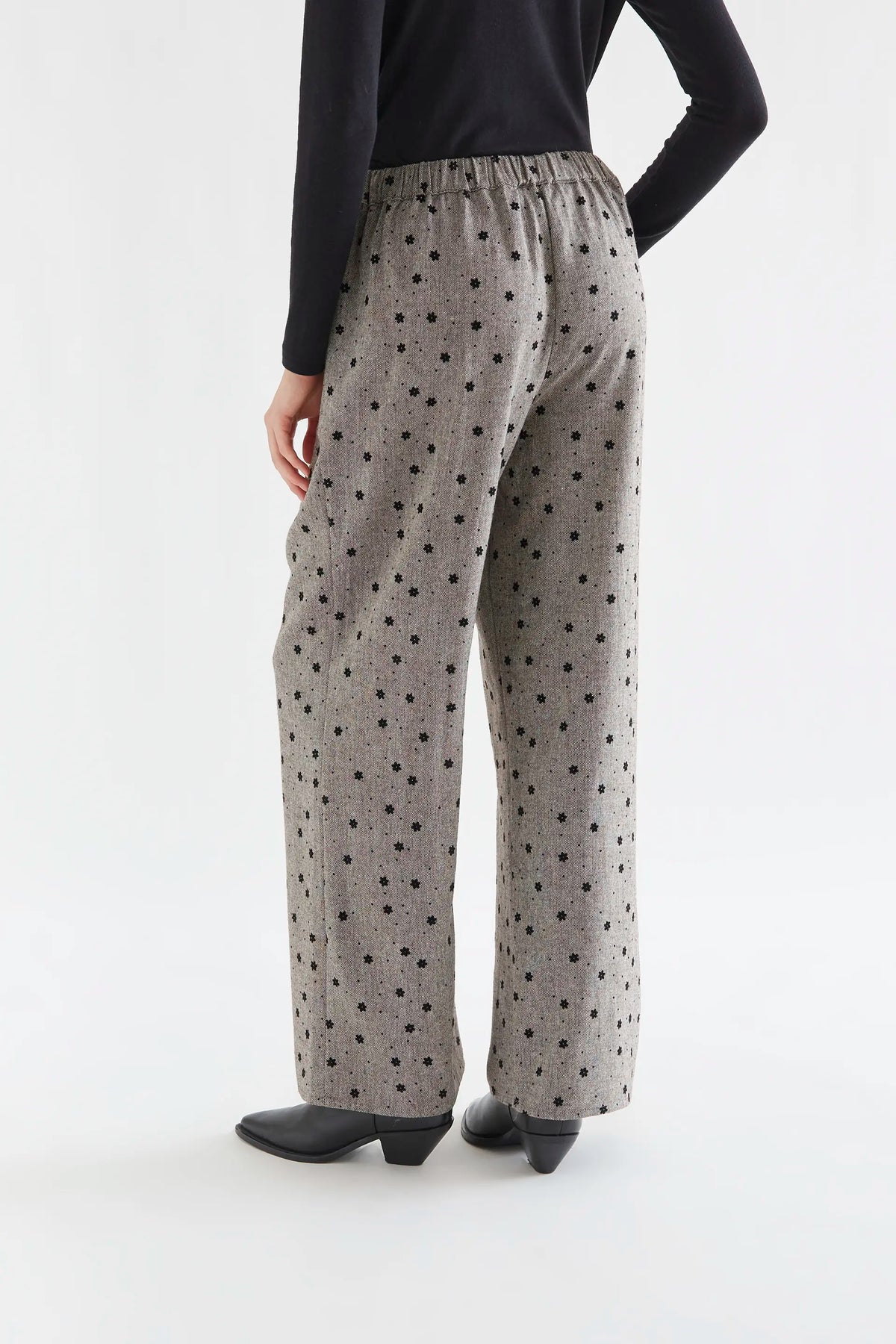 Pantalón tweed gris con flores negras bordadas