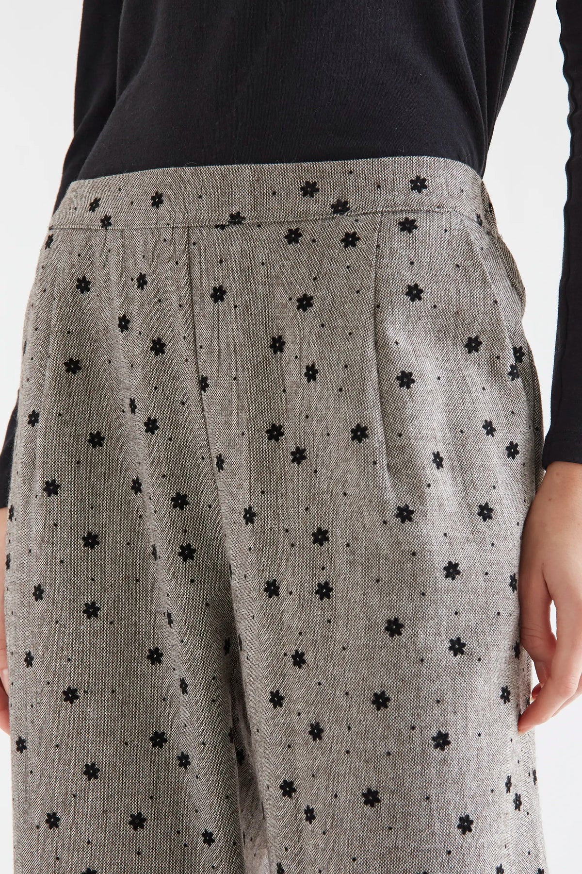 Pantalón tweed gris con flores negras bordadas