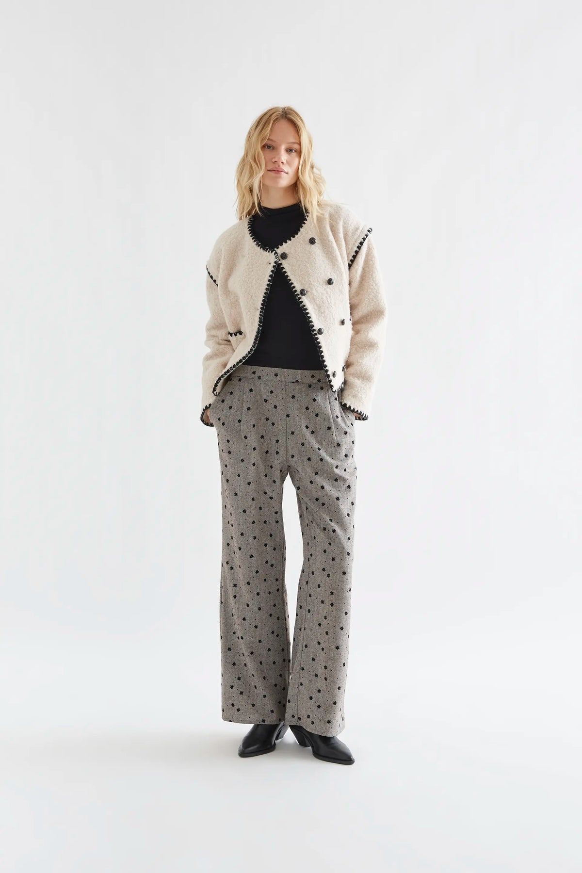 Pantalón tweed gris con flores negras bordadas