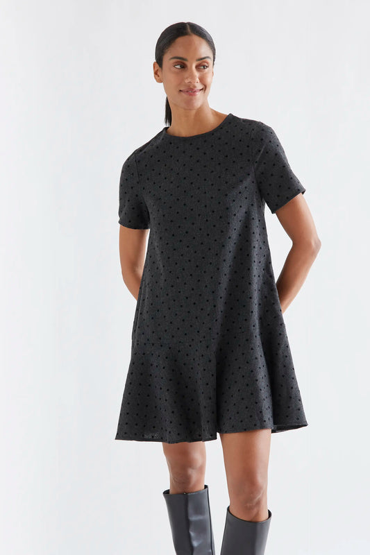 Vestido corto tweed gris con punto negro