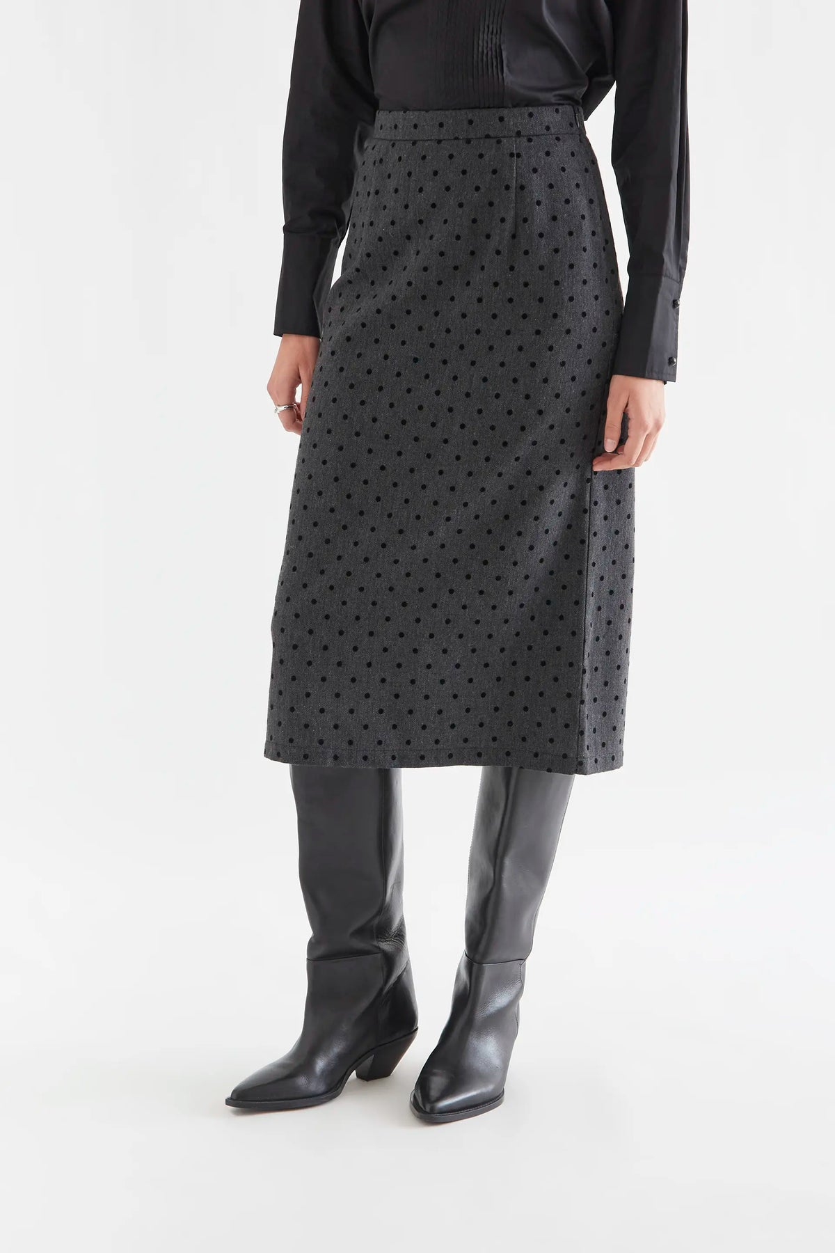 Falda midi tweed gris con punto negro