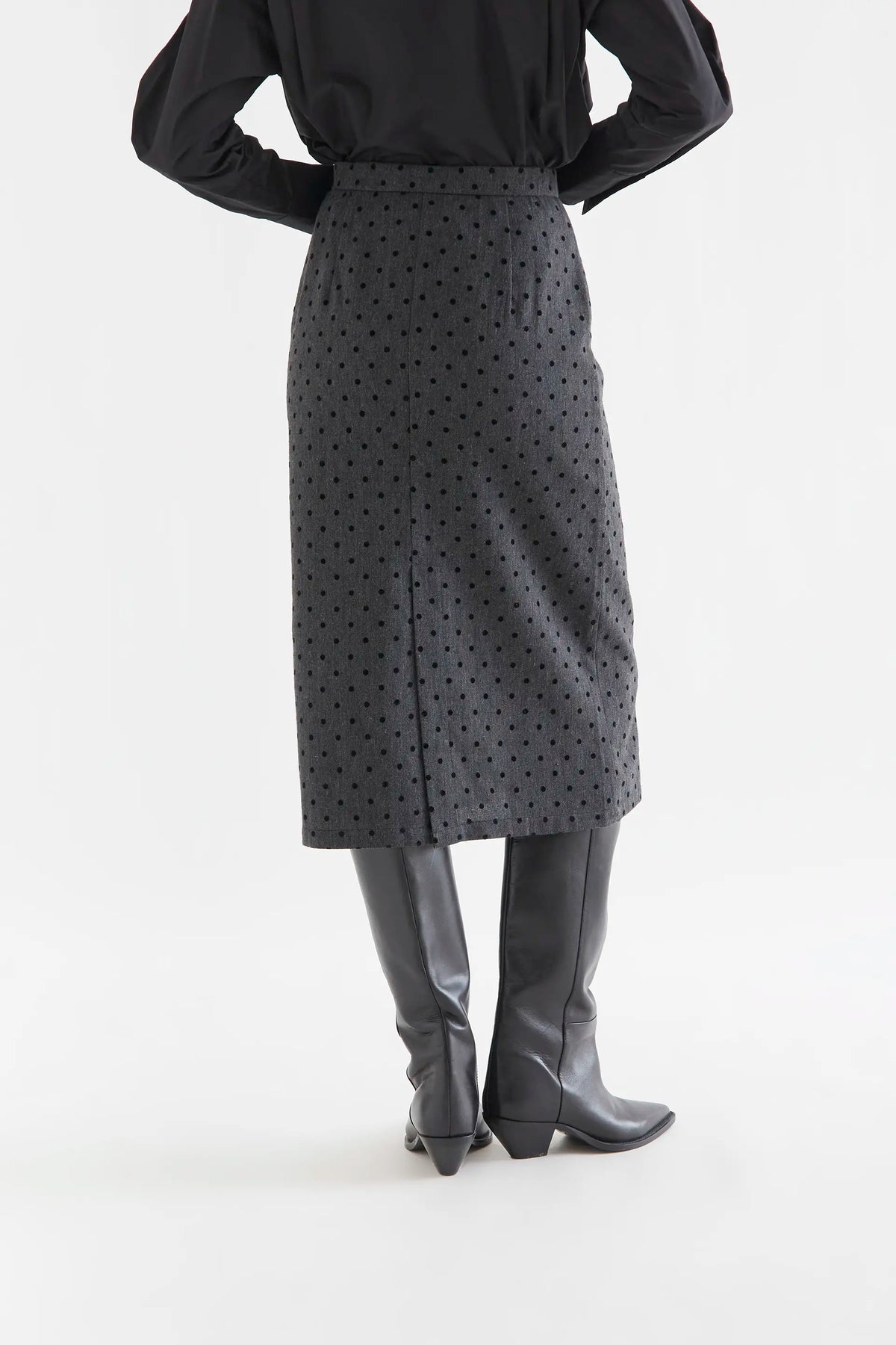 Falda midi tweed gris con punto negro