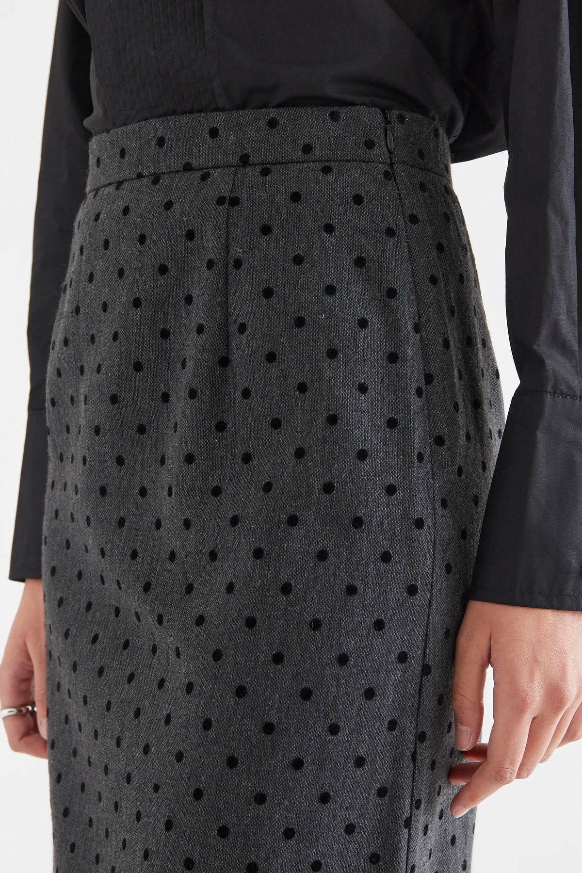 Falda midi tweed gris con punto negro