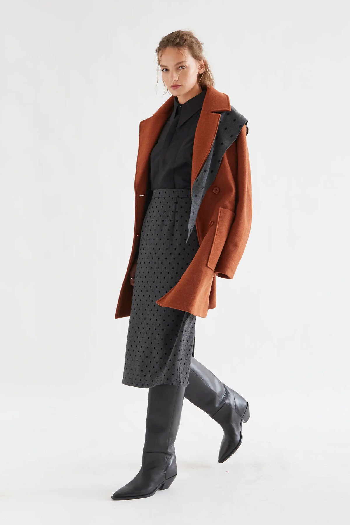 Falda midi tweed gris con punto negro