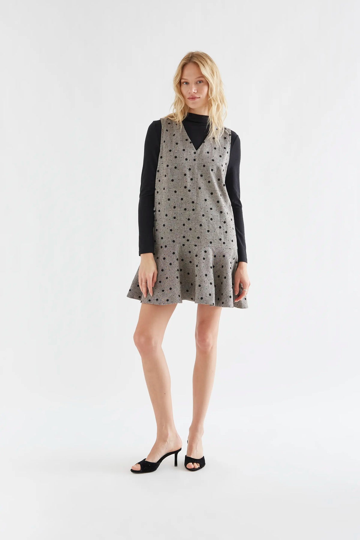 Vestido corto tweed gris con flores negras bordadas