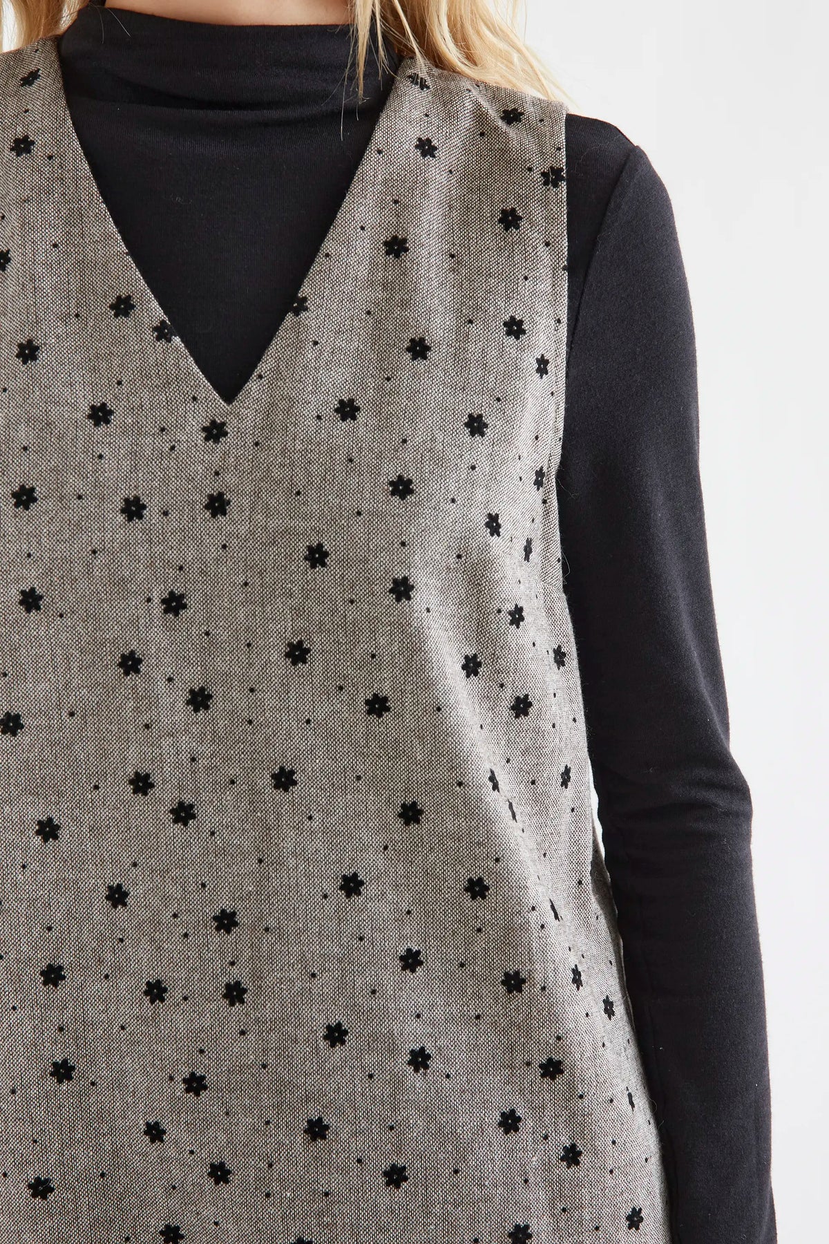 Vestido corto tweed gris con flores negras bordadas