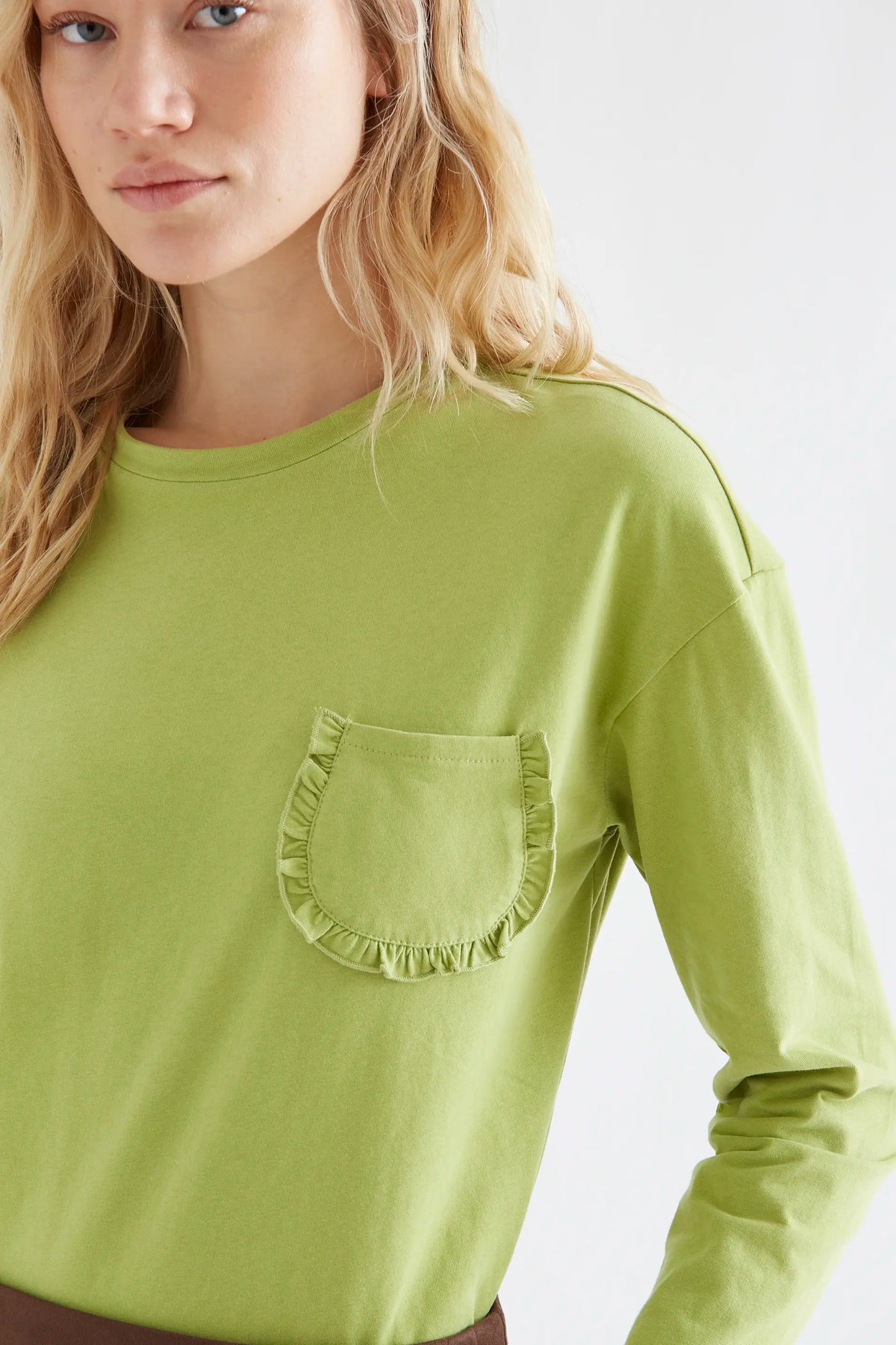 Camiseta 100% algodón verde manzana con bolsillo