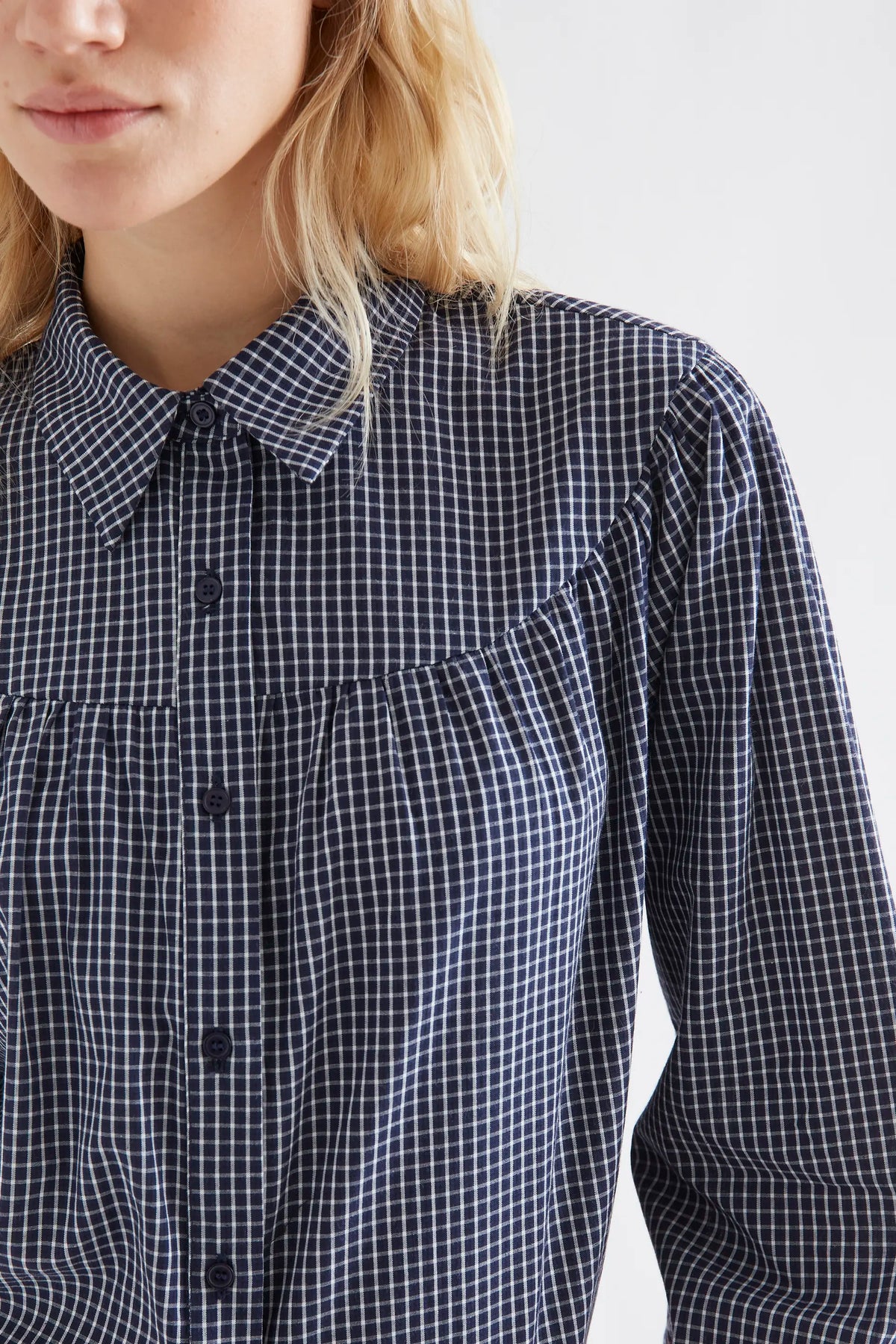 Camisa 100% algodón con estampado de cuadros azul marino