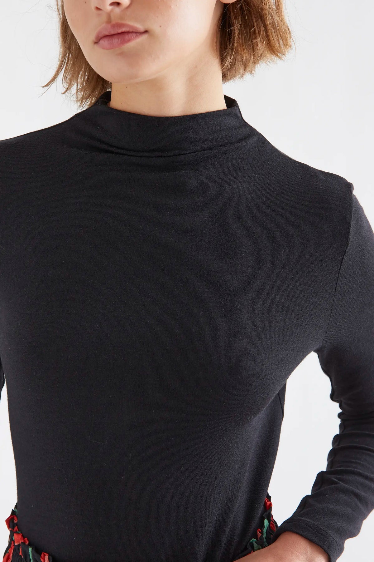 Camiseta básica negra cuello alto