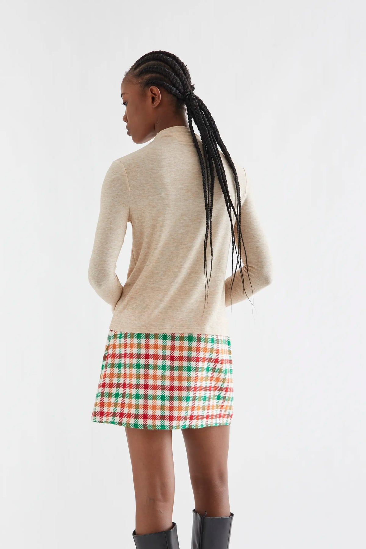 Camiseta básica beige cuello alto