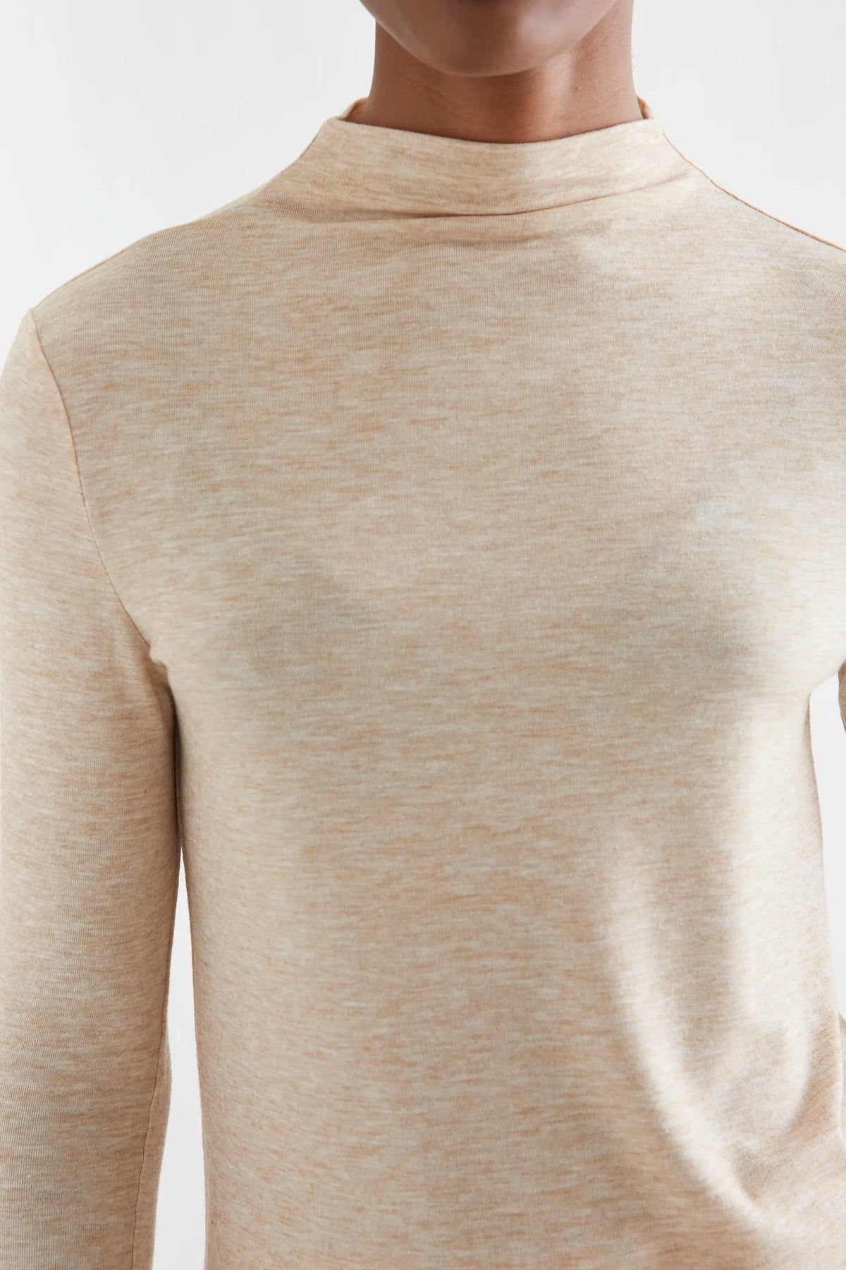 Camiseta básica beige cuello alto