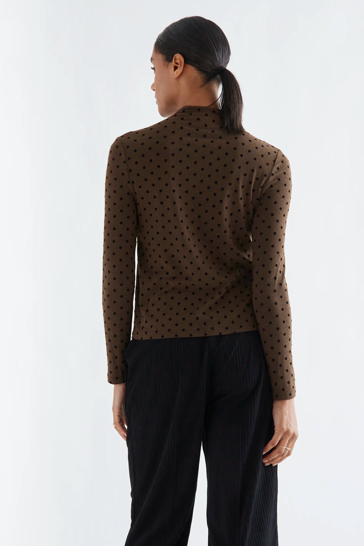 Camiseta básica marrón con mini lunares negros