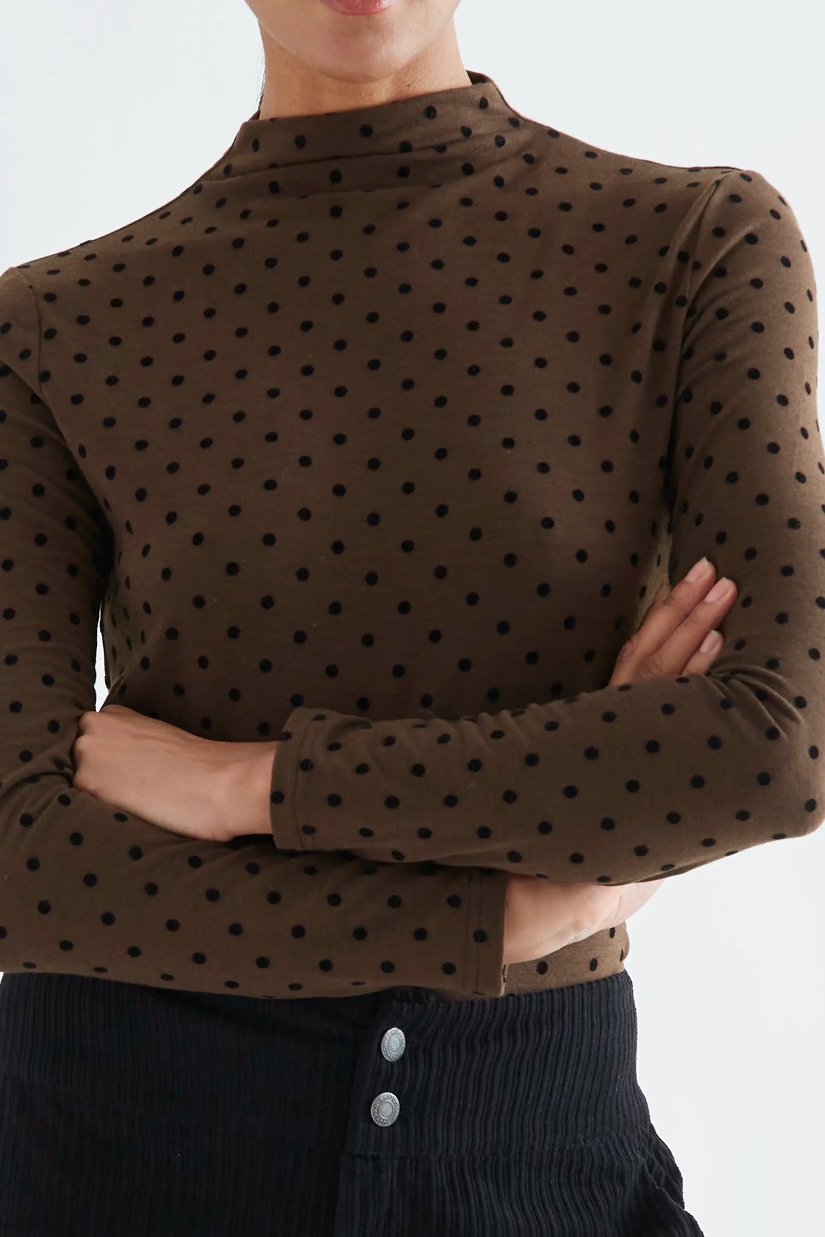 Camiseta básica marrón con mini lunares negros