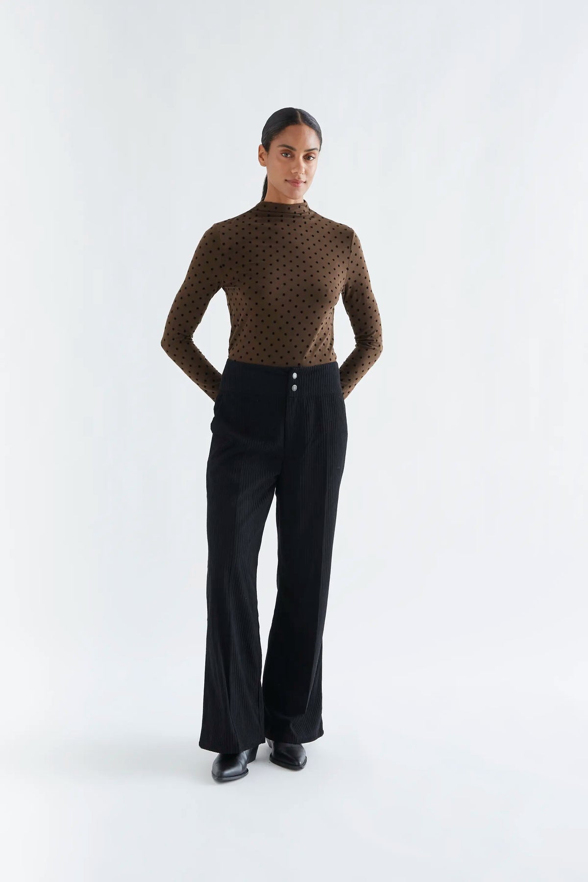 Camiseta básica marrón con mini lunares negros
