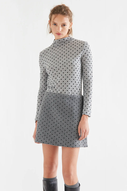 Camiseta básica gris jaspeado con mini lunares negros