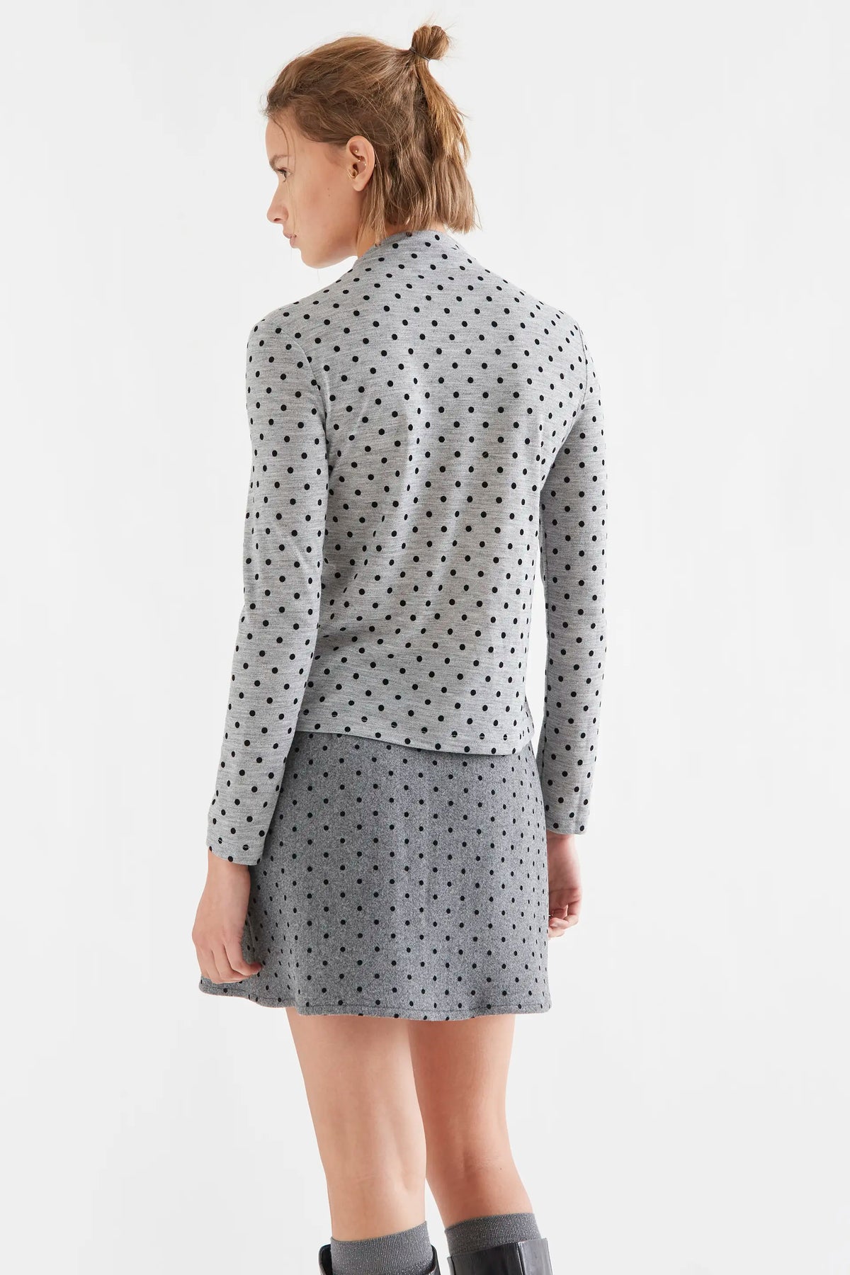Camiseta básica gris jaspeado con mini lunares negros