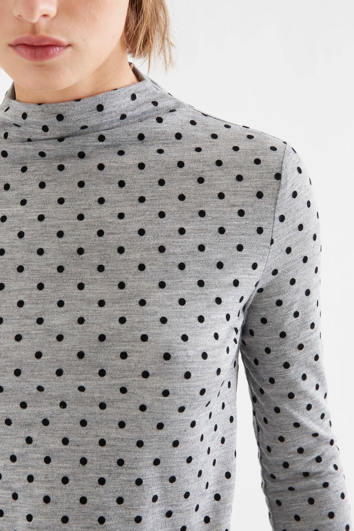 Camiseta básica gris jaspeado con mini lunares negros