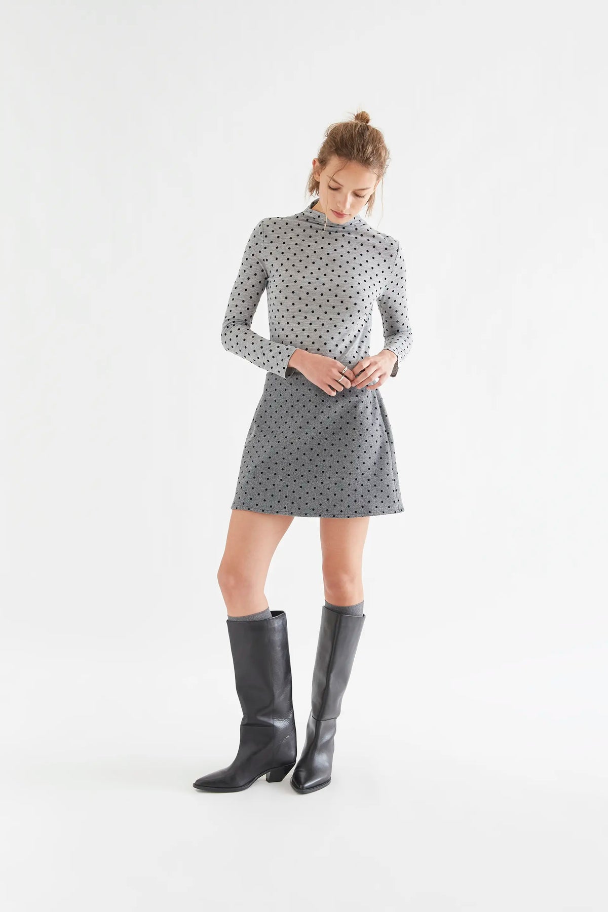 Camiseta básica gris jaspeado con mini lunares negros