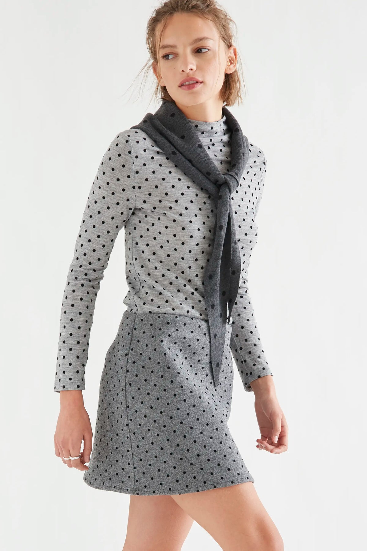 Camiseta básica gris jaspeado con mini lunares negros