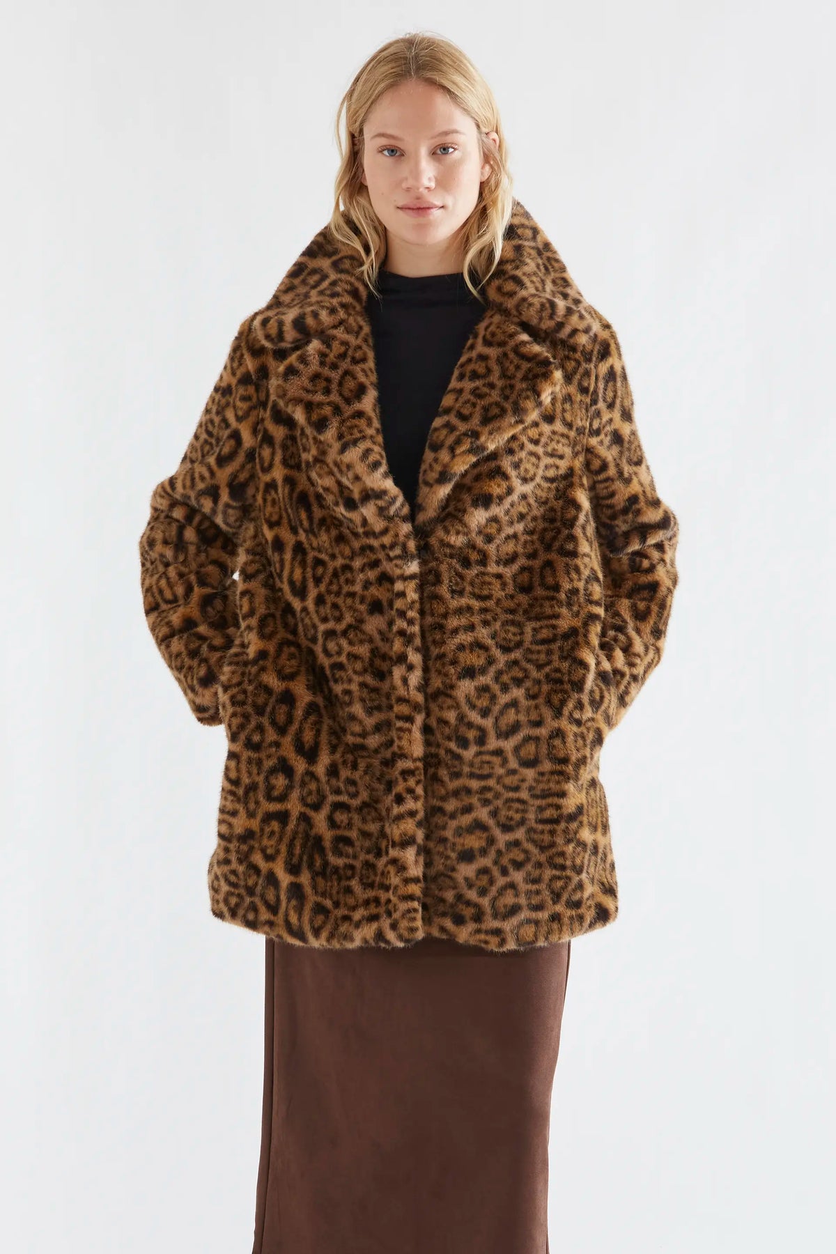 Abrigo con estampado de animal print