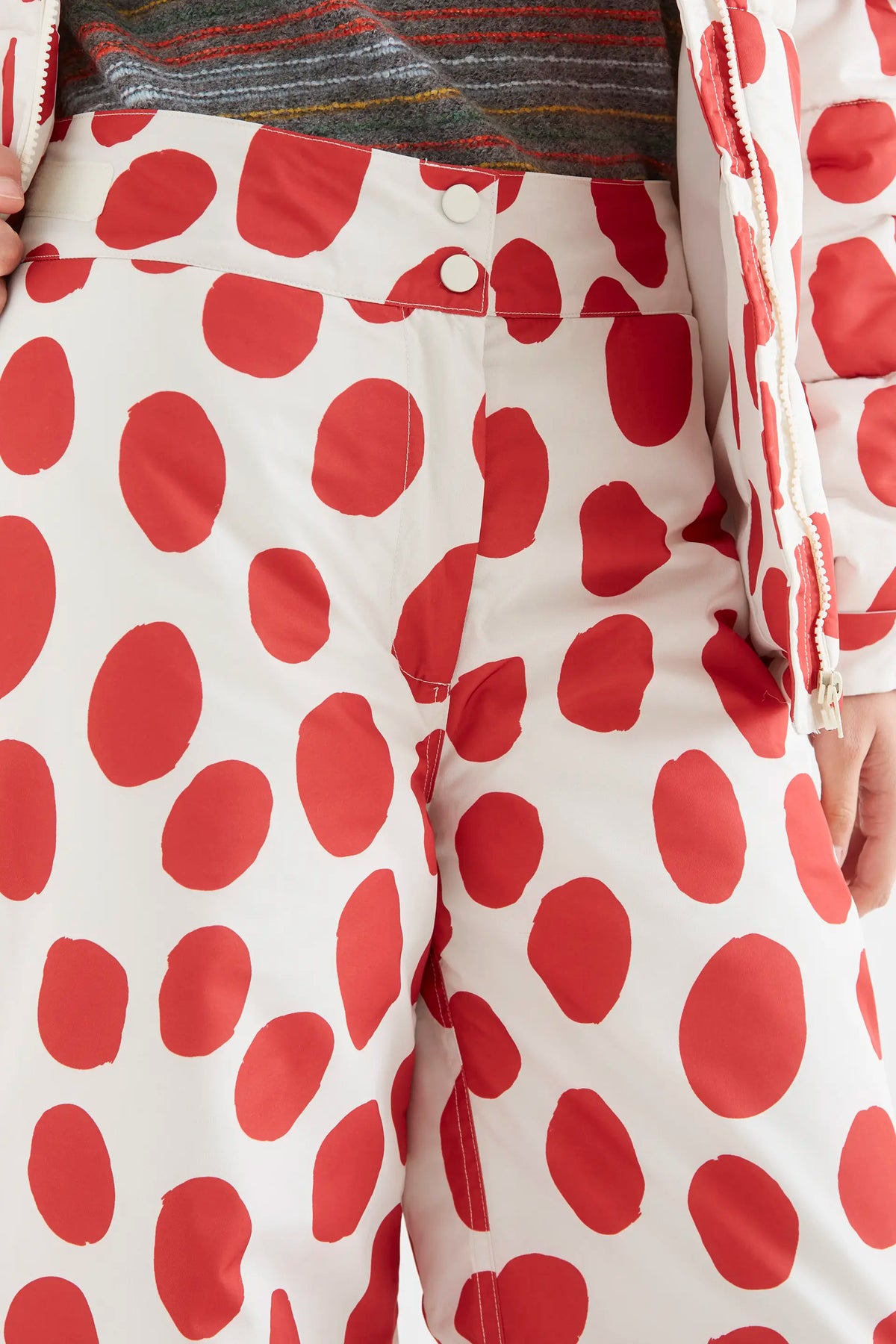 Pantalón con estampado lunares grandes rojo