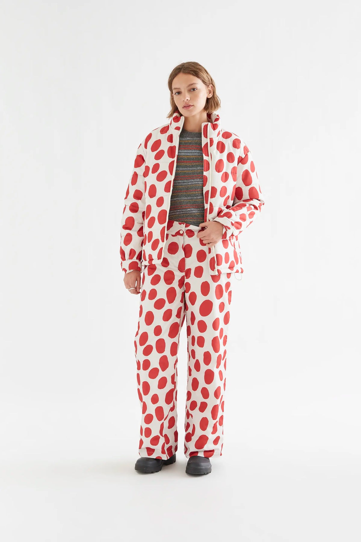 Pantalón con estampado lunares grandes rojo