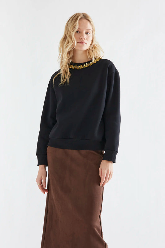Sudadera negra con cuello joya dorado
